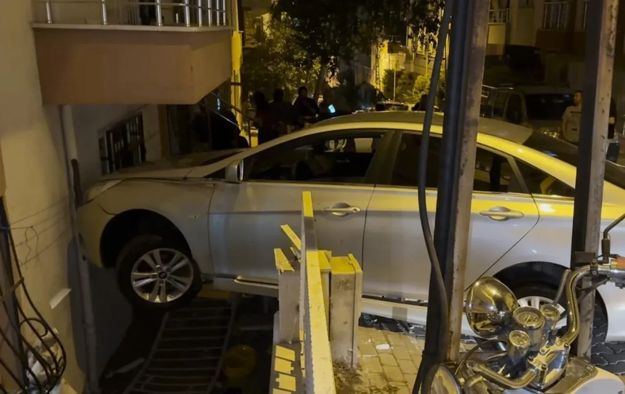 Fren yerine gaza bastı, binaya girdi 