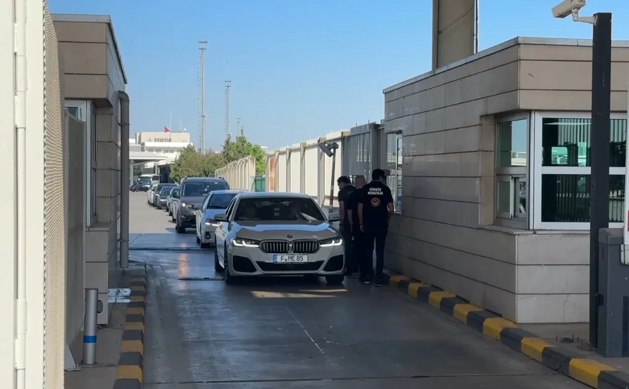 Gurbetçiler akın akın geliyor! Sınır kapıları doldu taştı