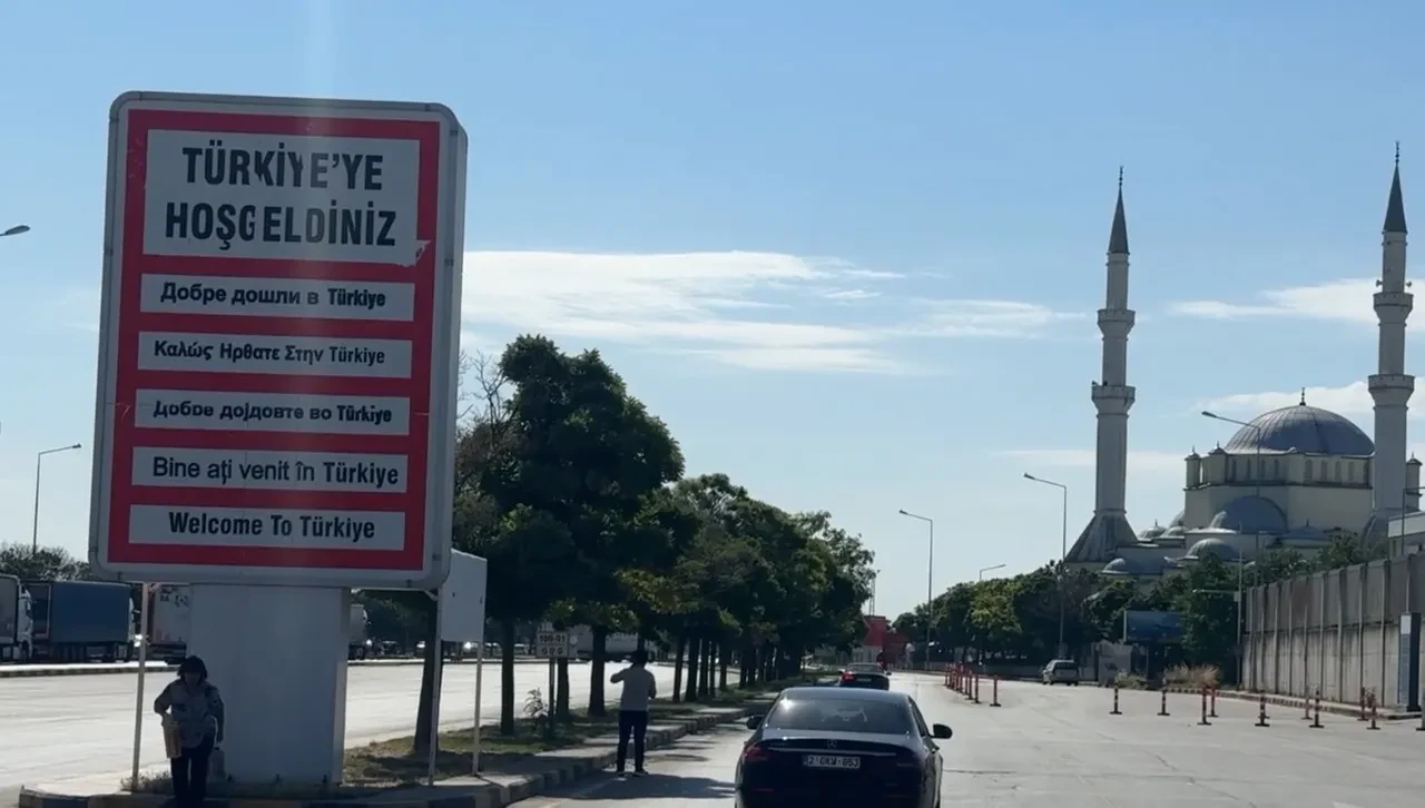 Gurbetçiler akın akın geliyor! Sınır kapıları doldu taştı