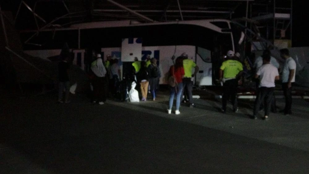 Malatya’da yolcu otobüsü akaryakıt istasyonuna daldı 8 kişi yaralandı! 