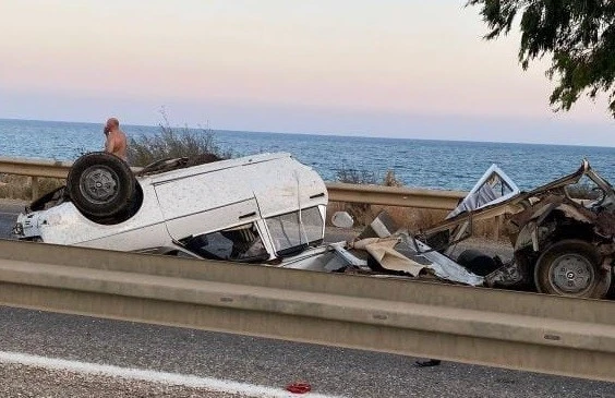 Kontrolünü kaybetti, bariyerlere girdi! Korkunç kazada 1 ölü, 1 yaralı