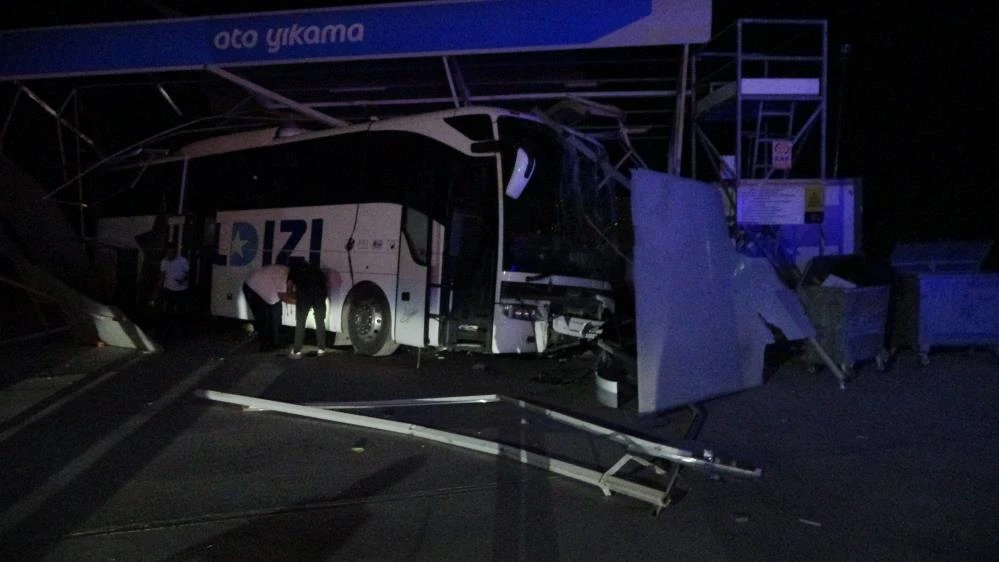 Malatya’da yolcu otobüsü akaryakıt istasyonuna daldı 8 kişi yaralandı! 
