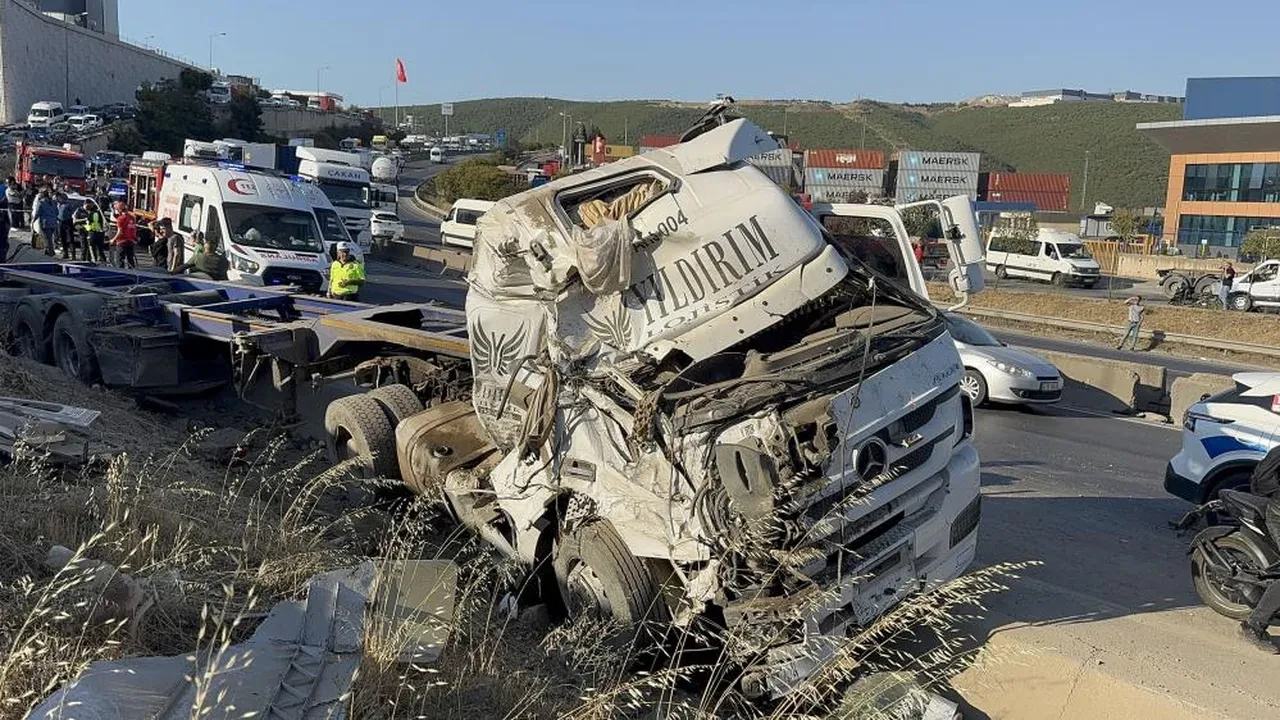 Kocaeli'de katliam gibi kaza! Otomobiller hurdaya döndü: Çok sayıda can kaybı var