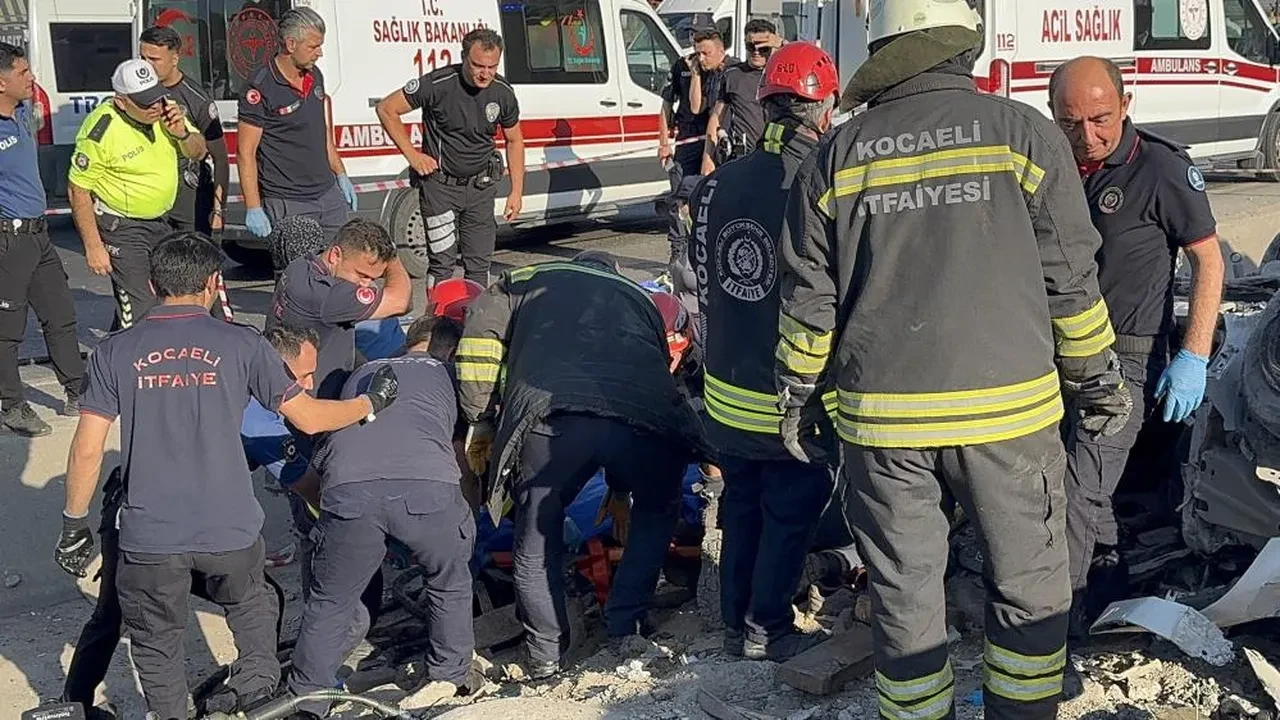 Kocaeli'de katliam gibi kaza! Otomobiller hurdaya döndü: Çok sayıda can kaybı var