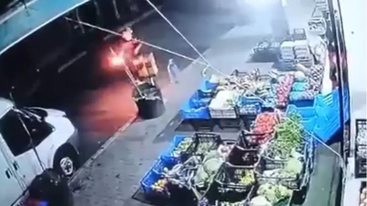 Küçükçekmece'de markete molotoflu saldırı: Olası faciayı önledi!