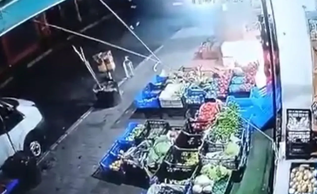 Küçükçekmece'de markete molotoflu saldırı: Olası faciayı önledi!