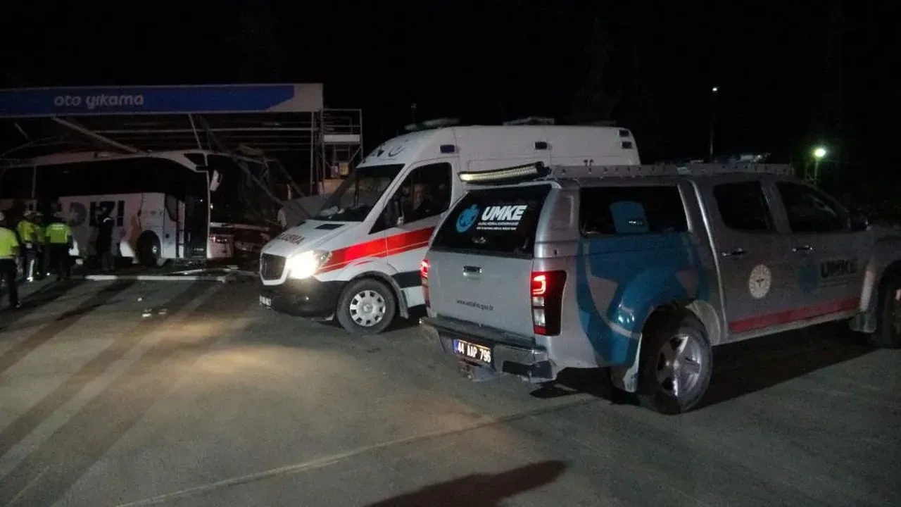 Malatya’da yolcu otobüsü akaryakıt istasyonuna daldı 8 kişi yaralandı! 