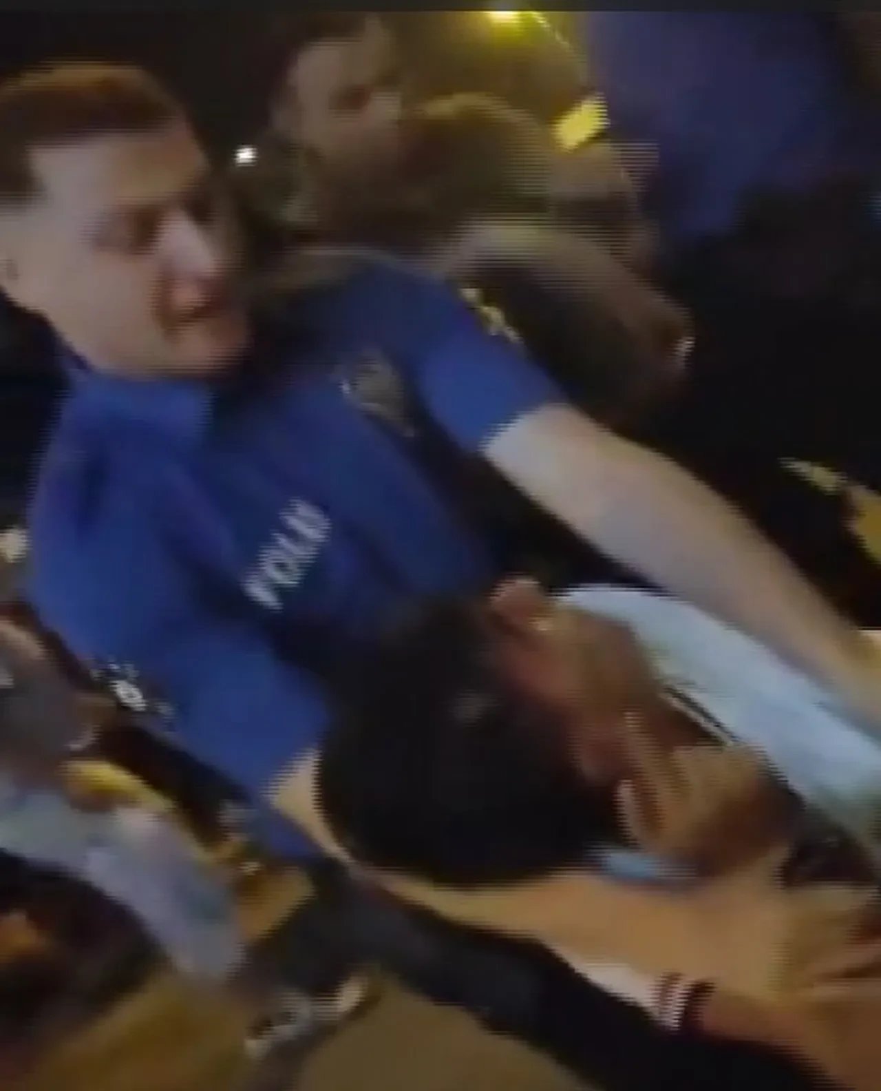 Taşkınlık çıkaran grup, polislere saldırdı! Bölgeden silah sesleri yükseldi: Çok sayıda gözaltı var