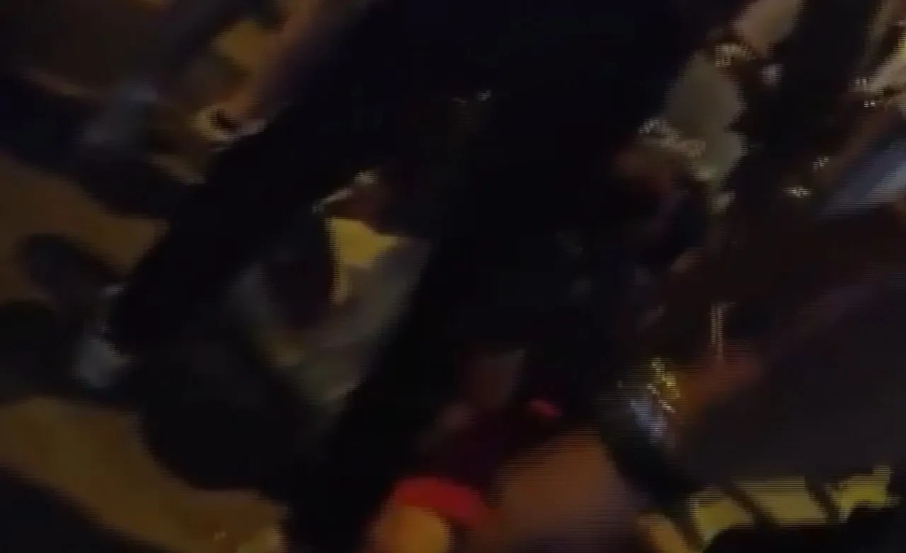 Taşkınlık çıkaran grup, polislere saldırdı! Bölgeden silah sesleri yükseldi: Çok sayıda gözaltı var