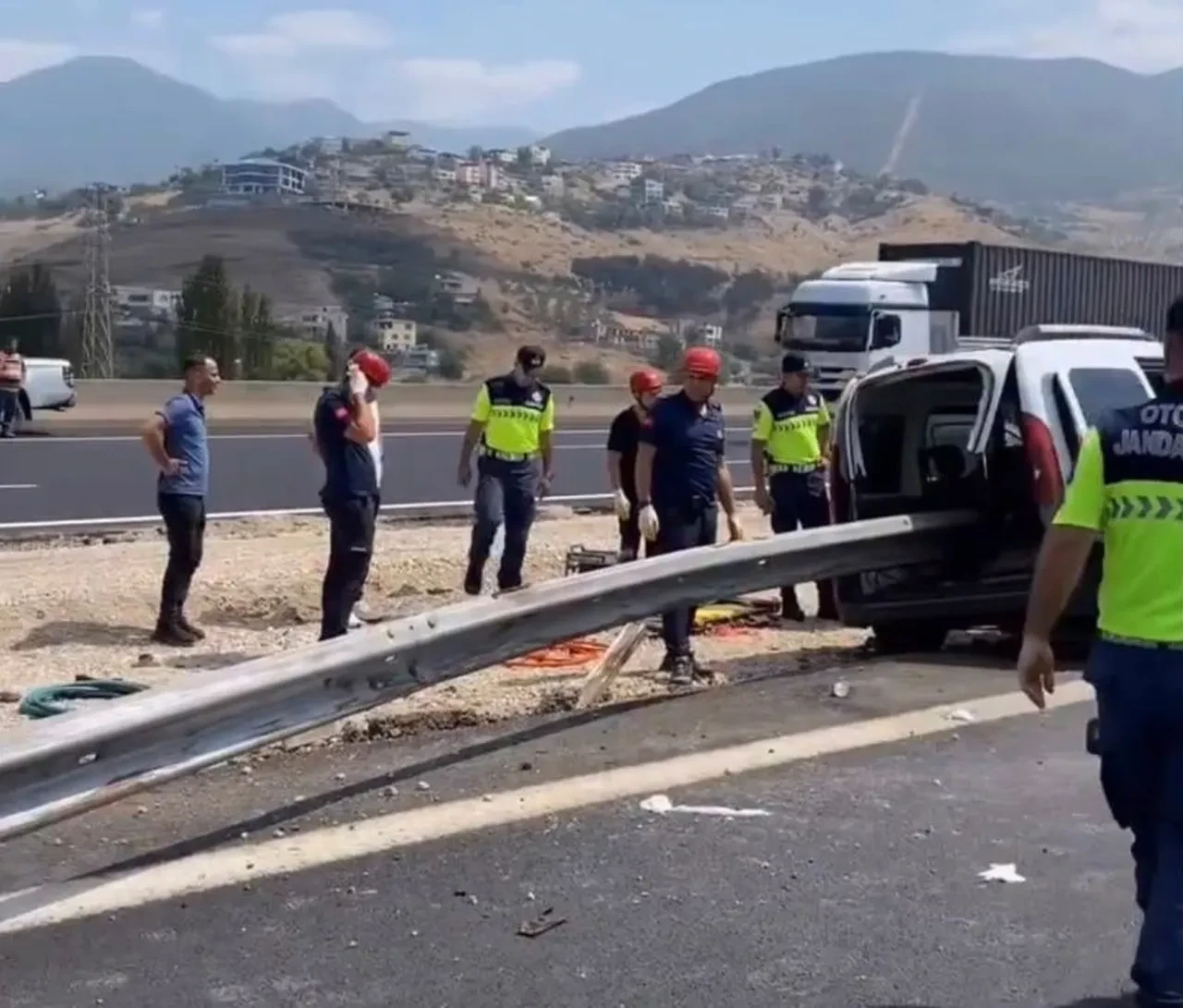 Araç bariyerlere ok gibi saplandı! 2 kişi feci şekilde can verdi