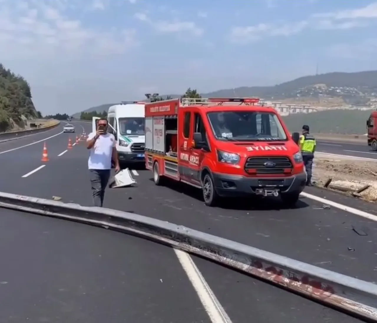 Araç bariyerlere ok gibi saplandı! 2 kişi feci şekilde can verdi