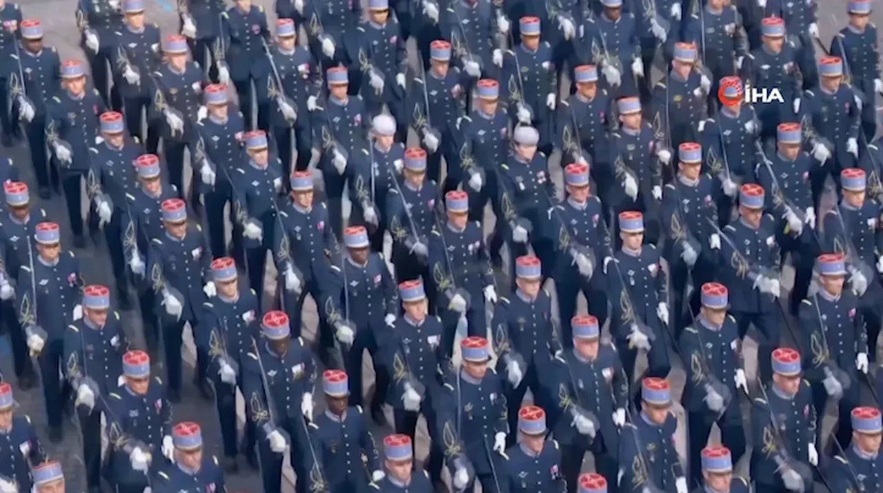 Asker kılıcıyla kulağını kesti, süvari atla beraber düştü! Fransa'da askeri tören dillere düştü