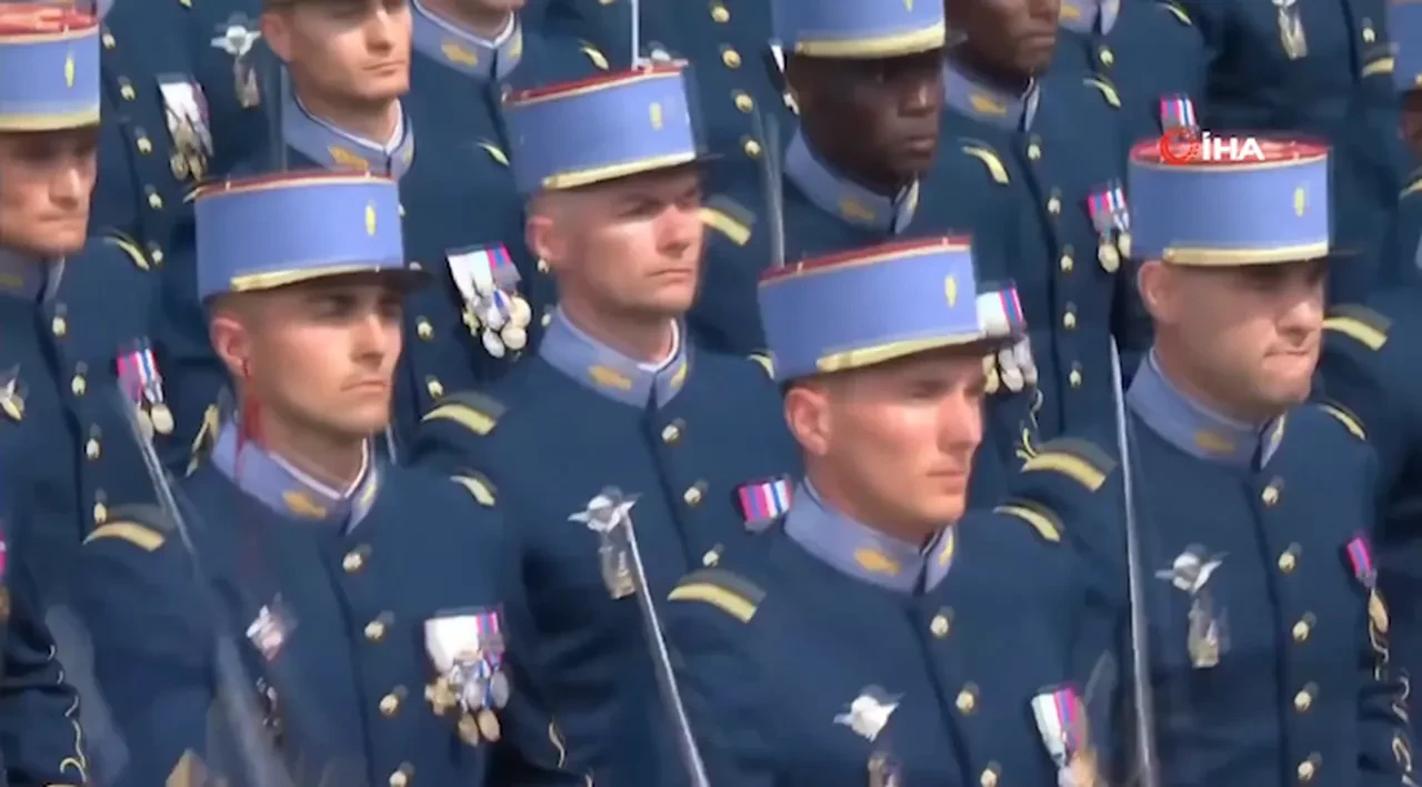 Asker kılıcıyla kulağını kesti, süvari atla beraber düştü! Fransa'da askeri tören dillere düştü