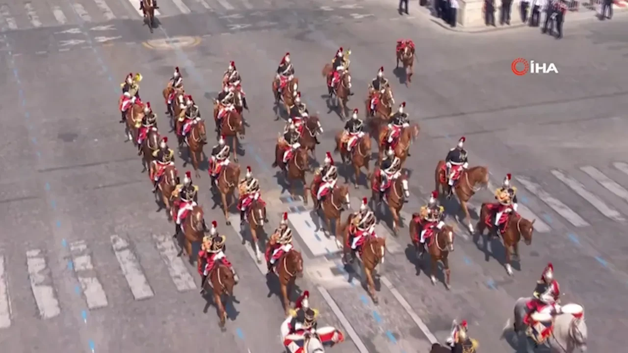 Asker kılıcıyla kulağını kesti, süvari atla beraber düştü! Fransa'da askeri tören dillere düştü