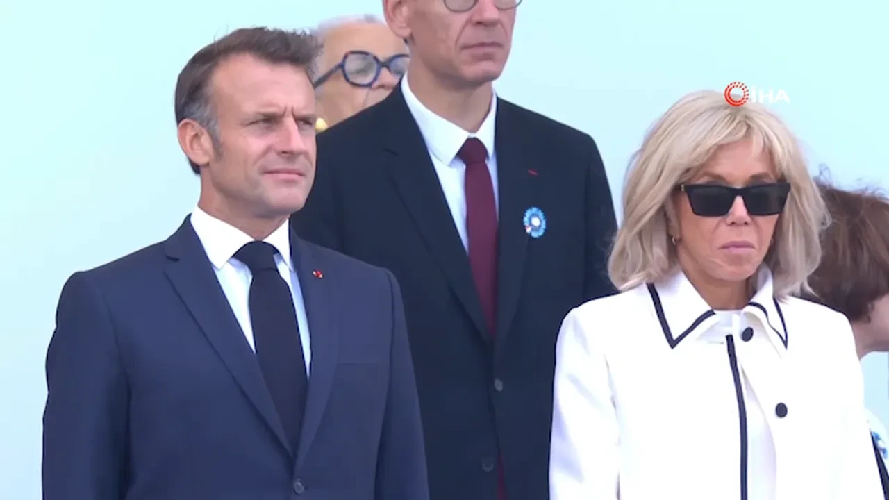 Asker kılıcıyla kulağını kesti, süvari atla beraber düştü! Fransa'da askeri tören dillere düştü