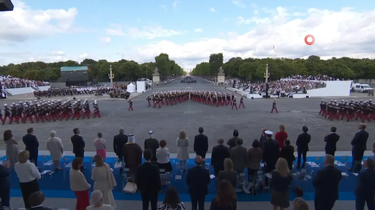 Asker kılıcıyla kulağını kesti, süvari atla beraber düştü! Fransa'da askeri tören dillere düştü