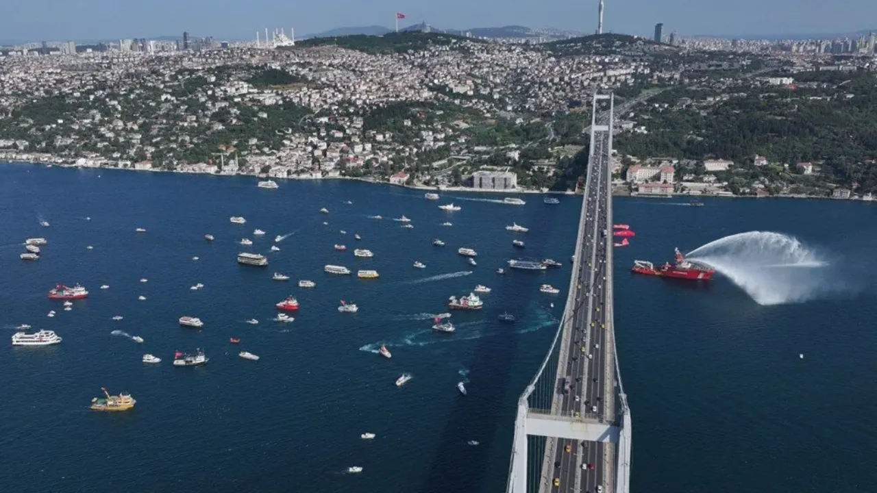 Boğaz'da gurur dolu görüntüler! 253 şehidin anısına 253 tekne