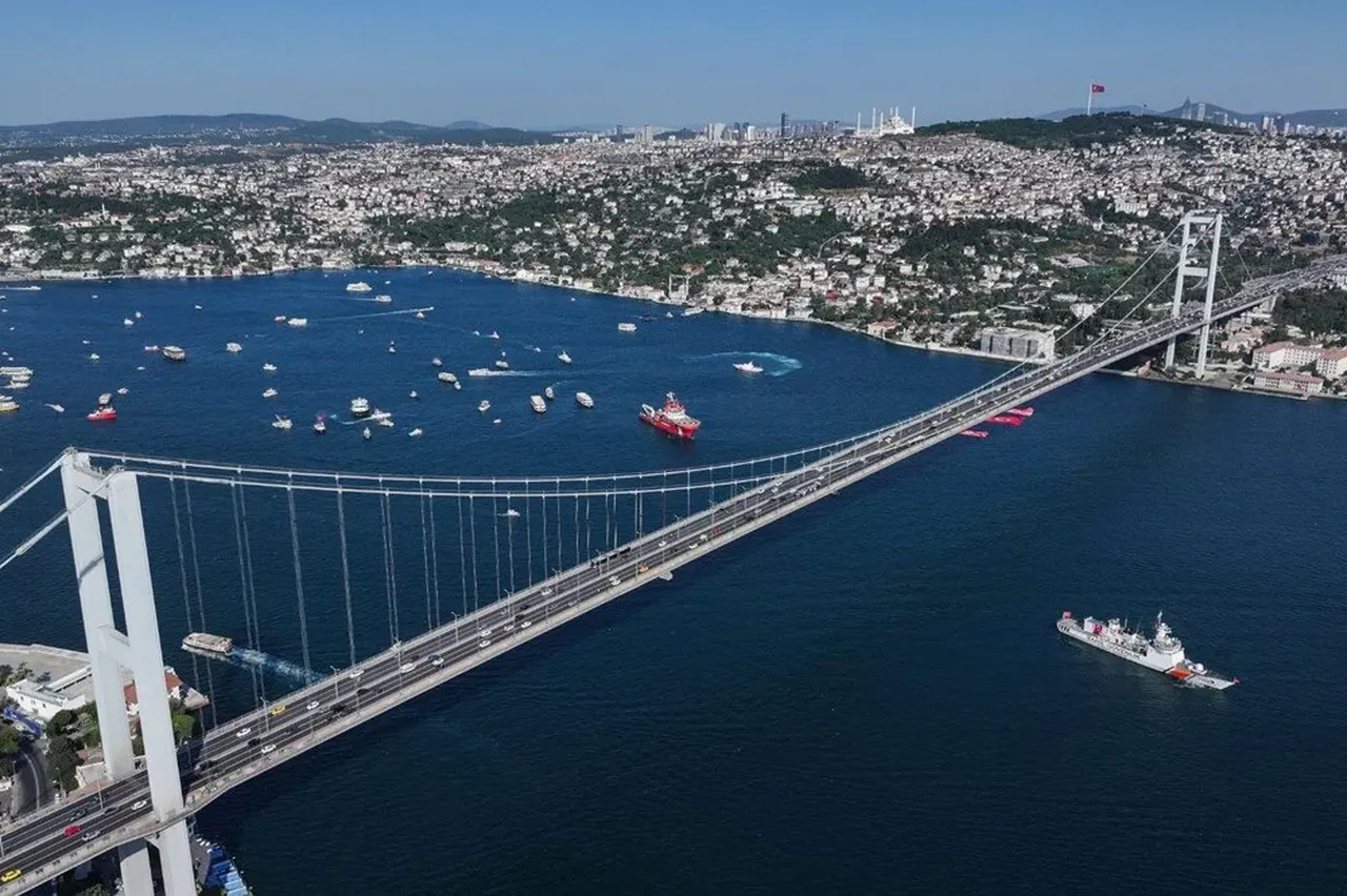 Boğaz'da gurur dolu görüntüler! 253 şehidin anısına 253 tekne