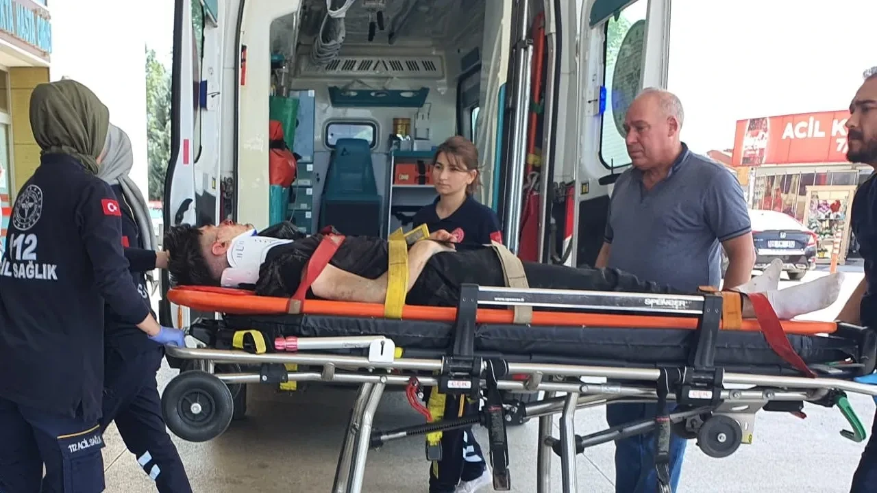 Bursa'da motosiklet dolmuş durağına daldı