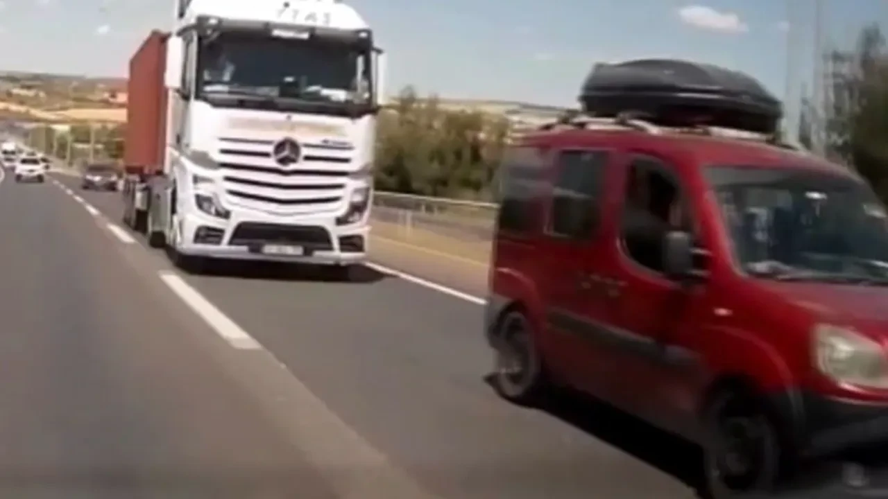 D-100'de tır dehşeti! O anlar kamerada