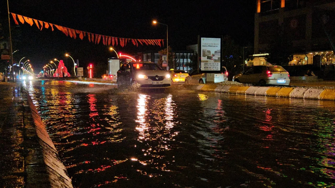 Edirne'de cadde ve sokaklar göle döndü! Sürücüler ve vatandaşlar zor anlar yaşadı
