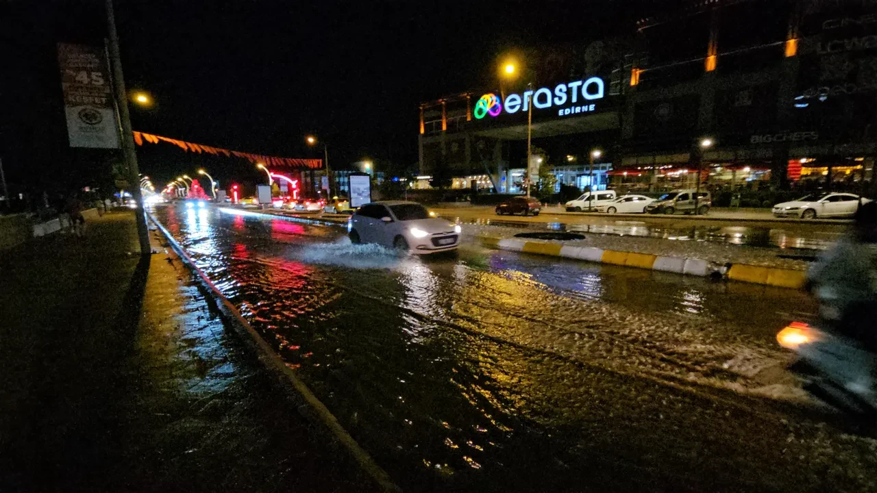 Edirne'de cadde ve sokaklar göle döndü! Sürücüler ve vatandaşlar zor anlar yaşadı
