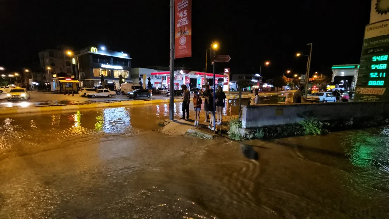 Edirne'de cadde ve sokaklar göle döndü! Sürücüler ve vatandaşlar zor anlar yaşadı