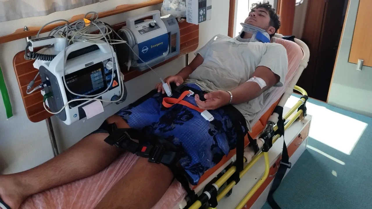 Geziye gittiği tekneden düştü! Deniz ambulansıyla tahliye edildi