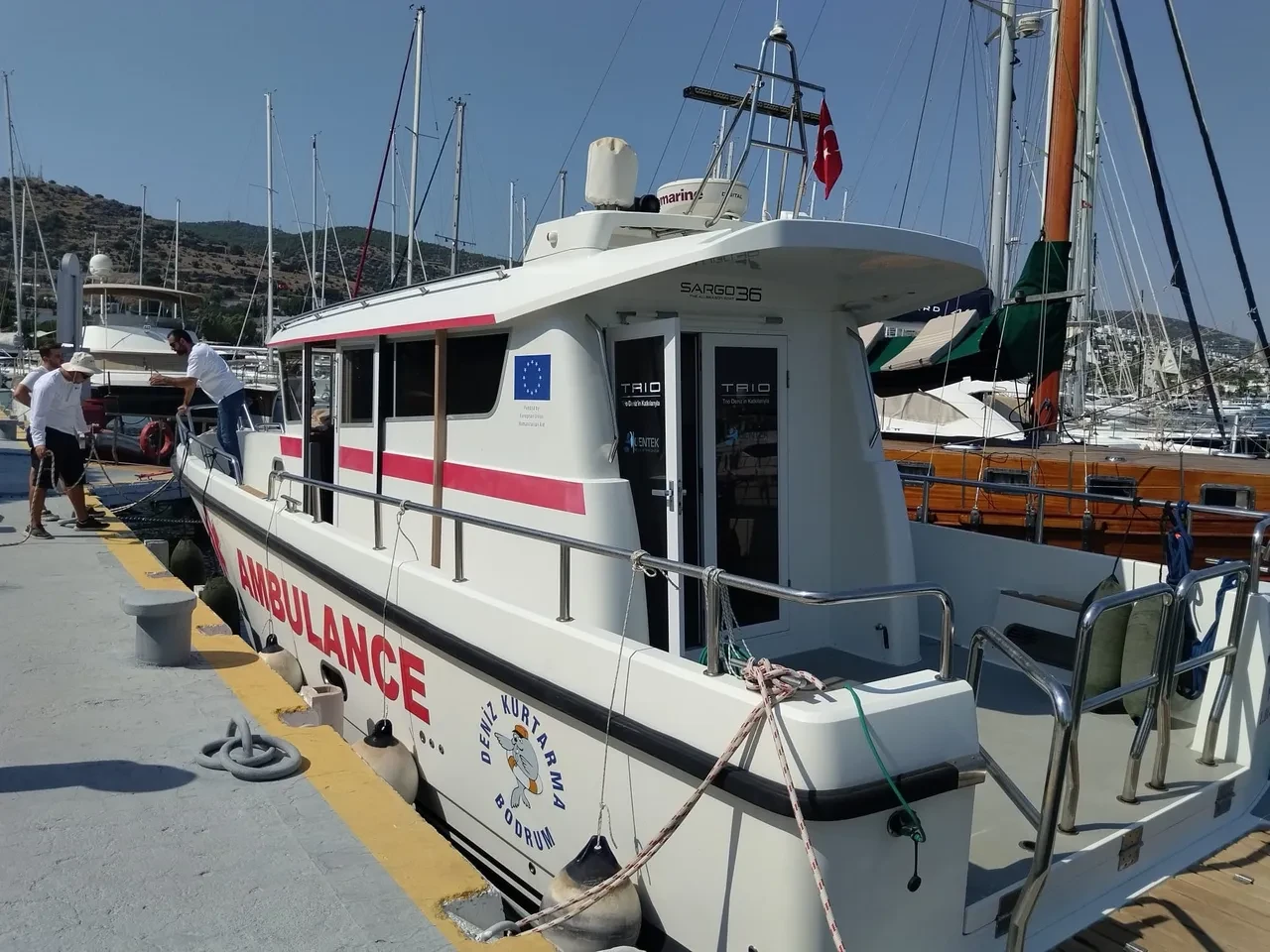 Geziye gittiği tekneden düştü! Deniz ambulansıyla tahliye edildi