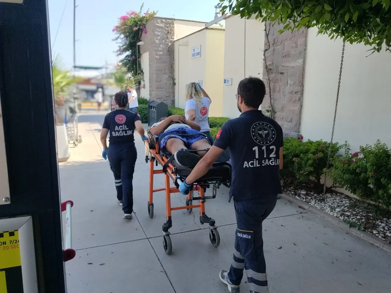 Geziye gittiği tekneden düştü! Deniz ambulansıyla tahliye edildi