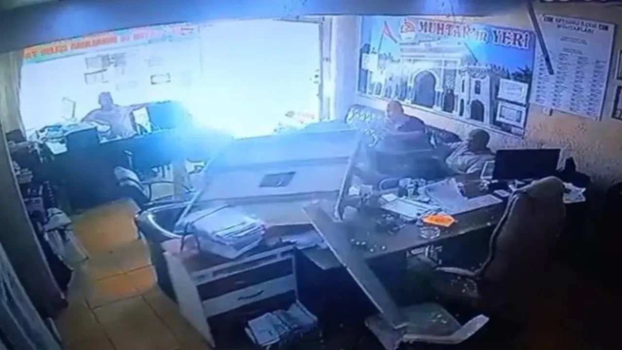 İş yerinin tavanı çökünce neye uğradıklarını şaşırdılar! 