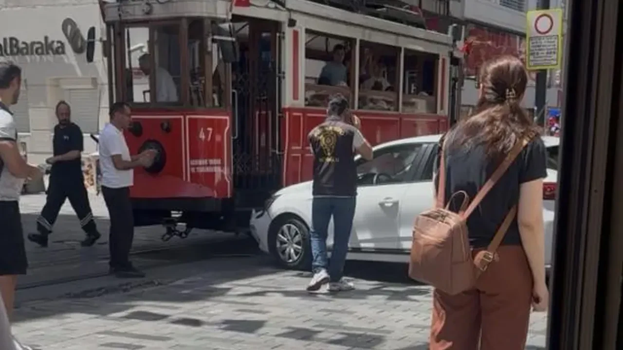 İstiklal Caddesi'nde fren yerine gaza basan sürücü tramvaya çarptı