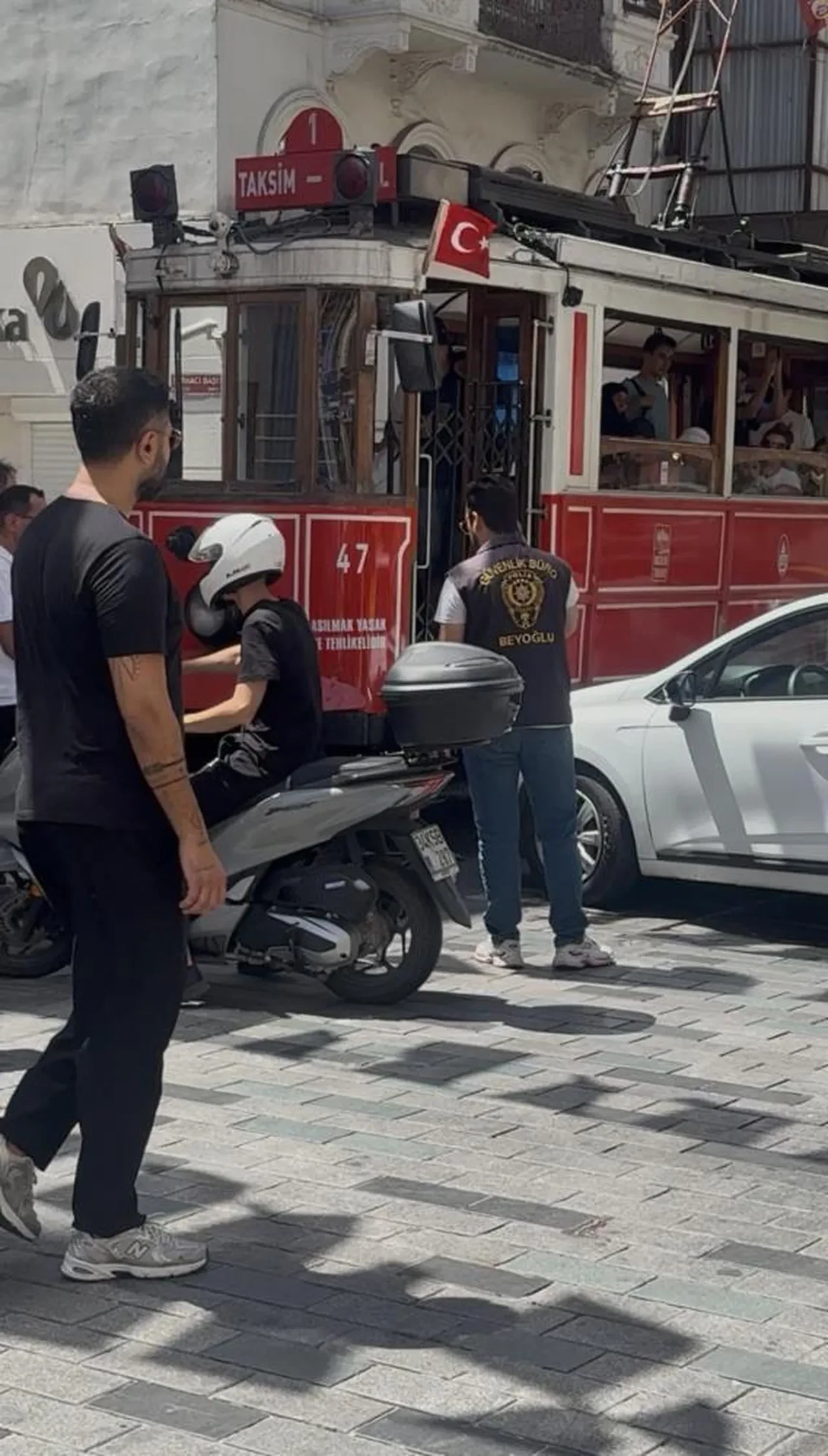 İstiklal Caddesi'nde fren yerine gaza basan sürücü tramvaya çarptı
