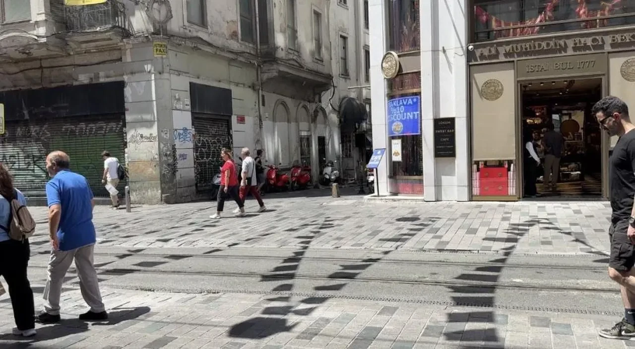 İstiklal Caddesi'nde fren yerine gaza basan sürücü tramvaya çarptı