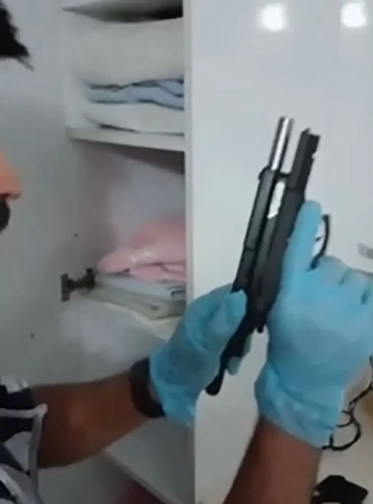 İzmir'de silah ticareti operasyonu! Gizli bölmelerde birçok ruhsatsız silah ele geçirildi