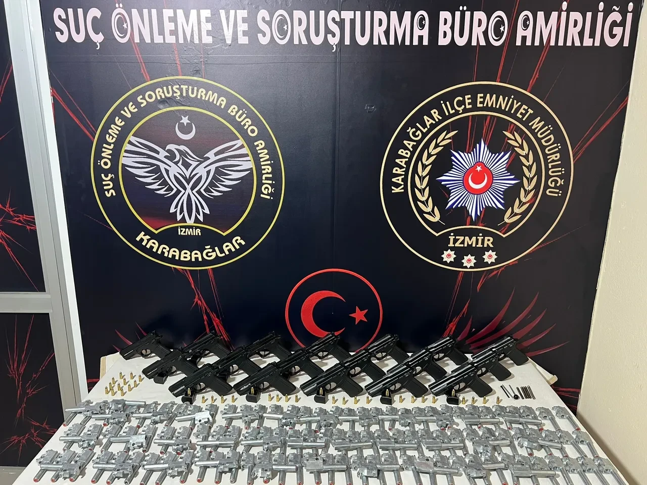 İzmir'de silah ticareti operasyonu! Gizli bölmelerde birçok ruhsatsız silah ele geçirildi