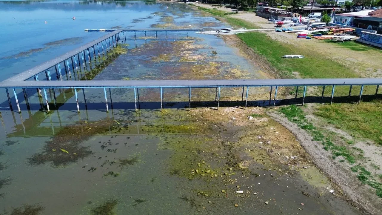 İznik Gölü'nde tedirgin eden görüntü! Sular çekildi, manzara bataklığa döndü