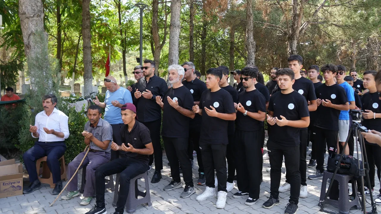Kahraman Şehit Ömer Halisdemir kabrinde minnetle anıldı
