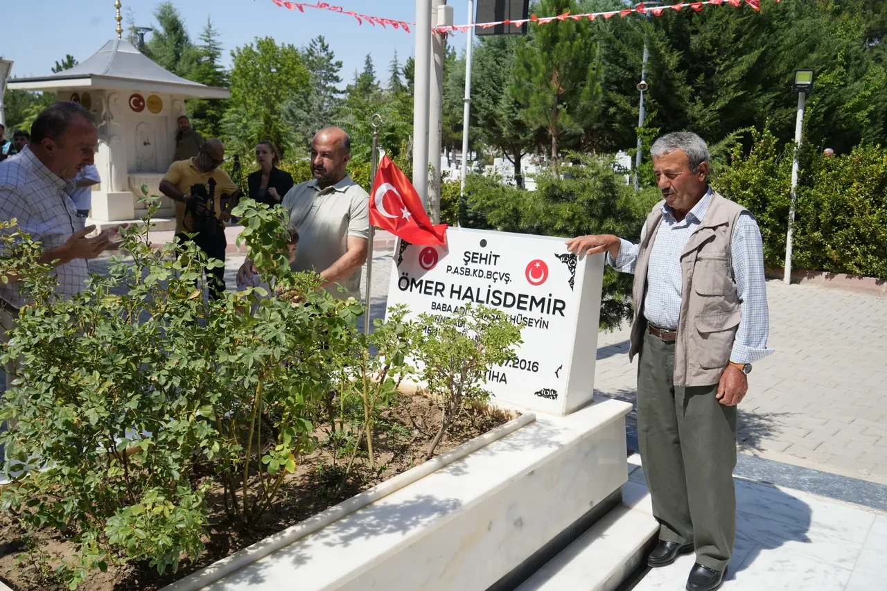 Kahraman Şehit Ömer Halisdemir kabrinde minnetle anıldı
