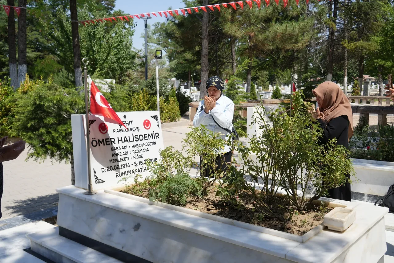 Kahraman Şehit Ömer Halisdemir kabrinde minnetle anıldı