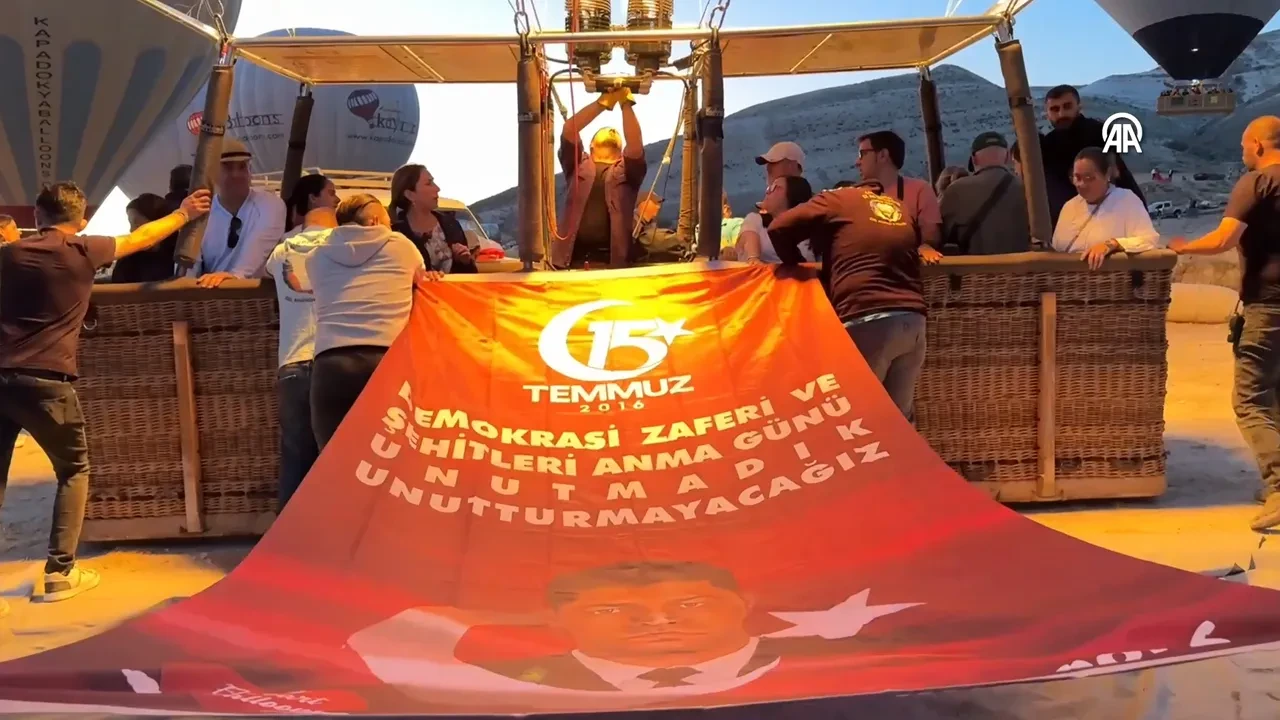 Kapadokya’da 15 Temmuz anması! Balonlar Türk bayrağıyla havalandı