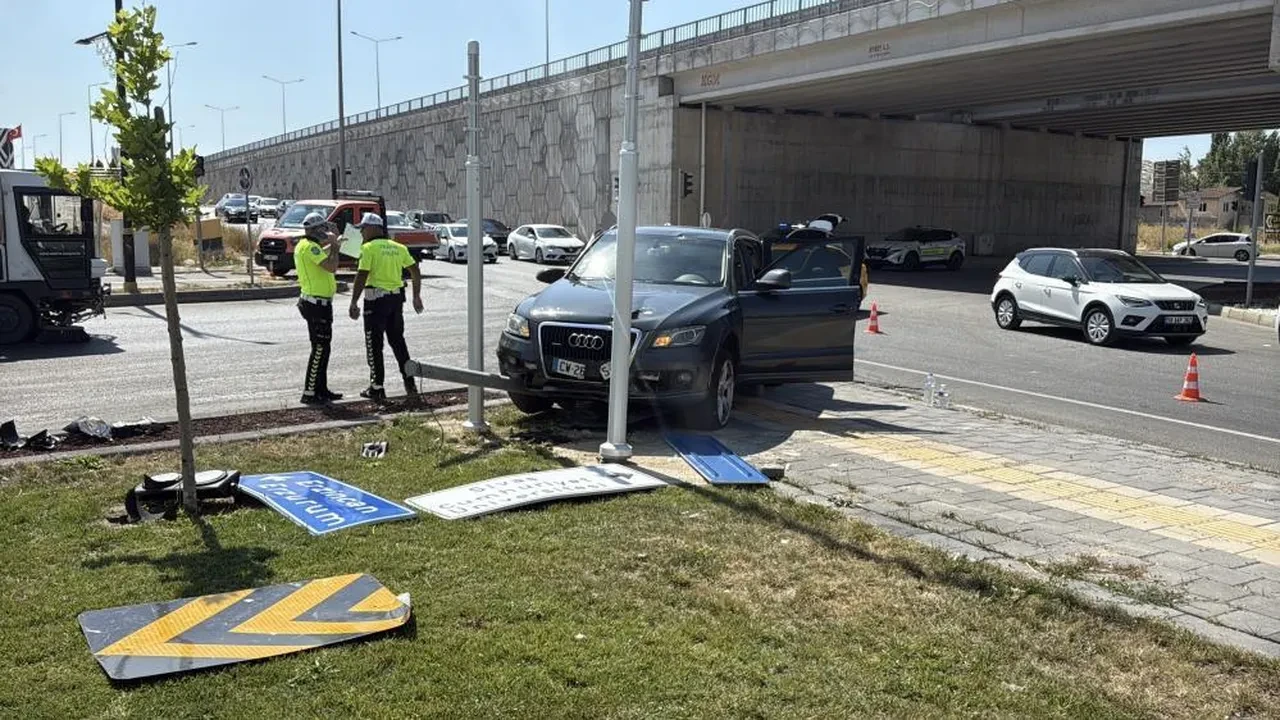 Kavşakta iki otomobil çarpıştı, 6 kişi yaralandı