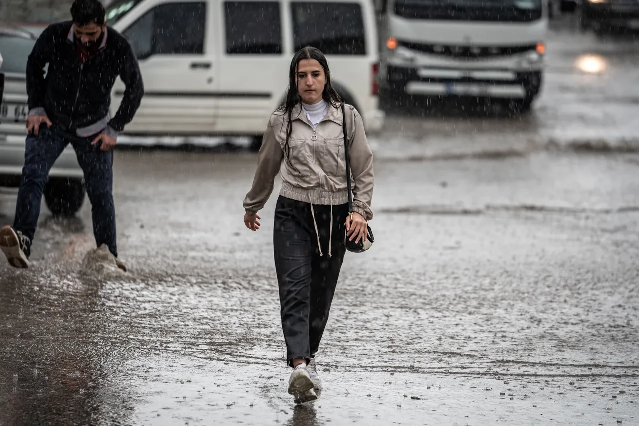 Sağanak ve fırtınaya dikkat! Meteoroloji 35 ili uyardı: Çok kuvvetli geliyor