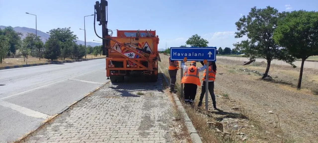 Sürücüler dikkat! Havalimanı yolu trafiğe kapatıldı