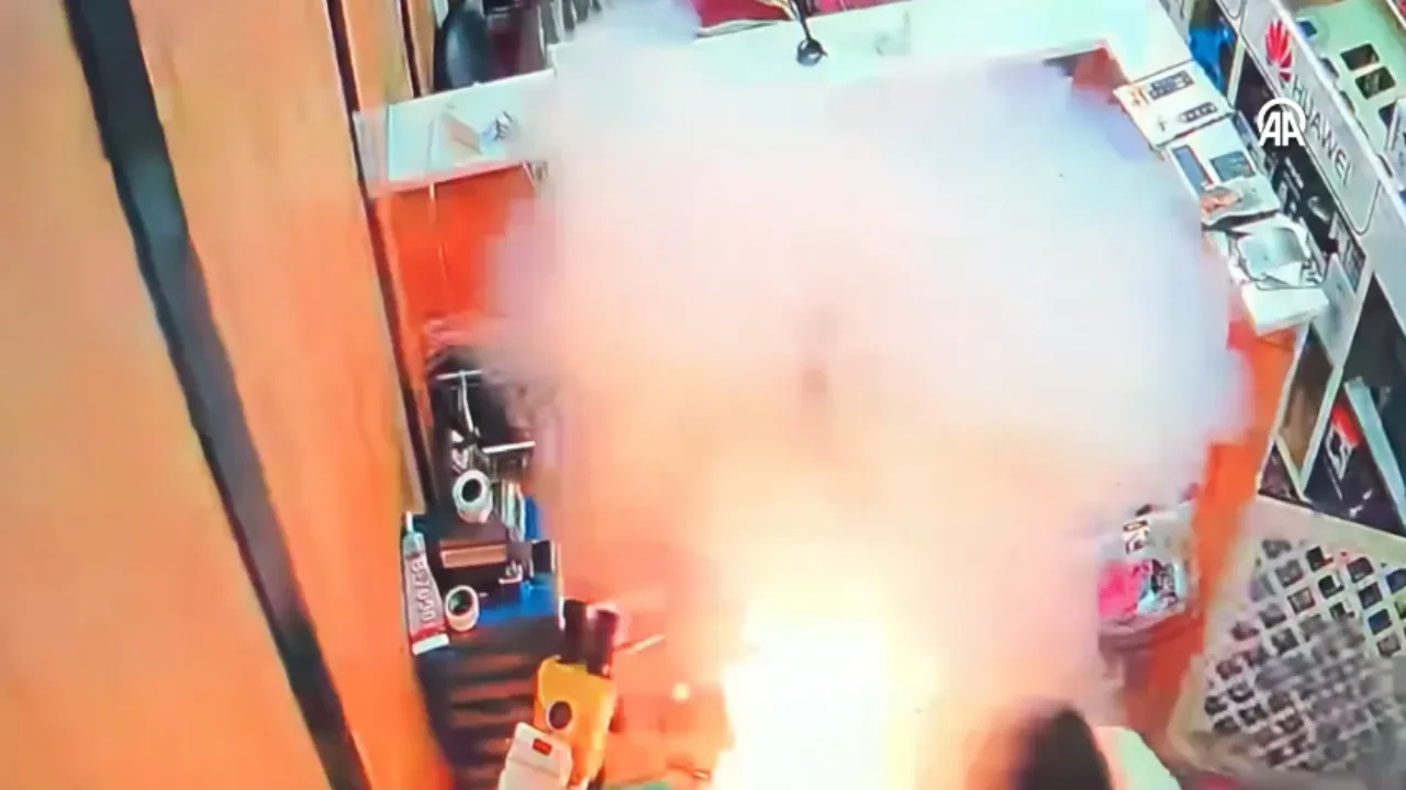Telefon bataryası bomba gibi patladı! Korku dolu anlar kamerada
