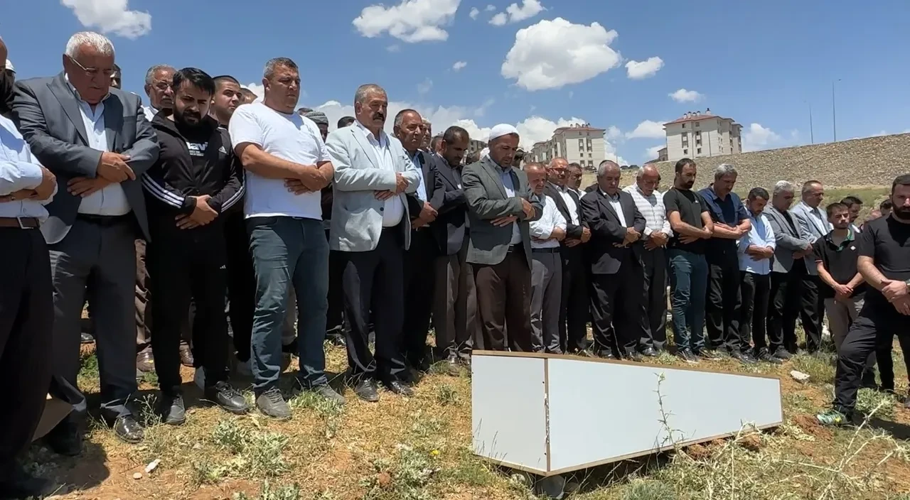 TikTok fenomeni Arda Edeoğlu ve 3 kızına kalaşnikoflu saldırı! Saldırganlar her yerde aranıyor