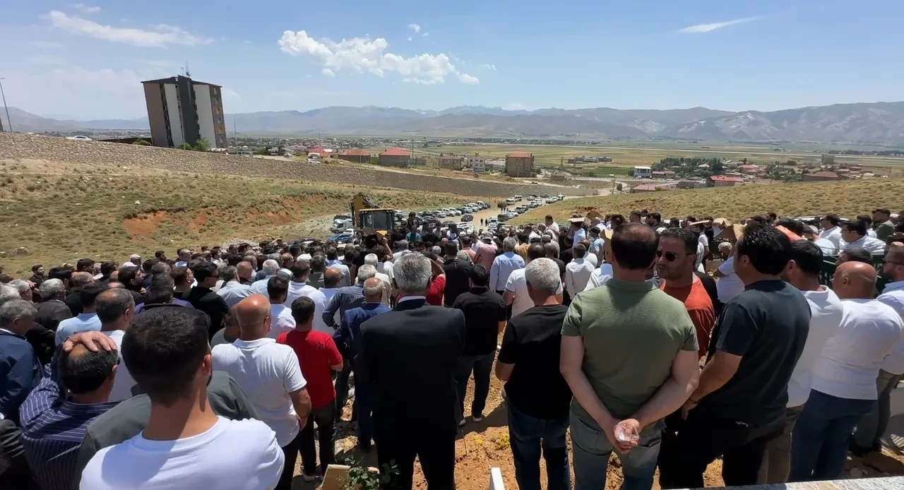 TikTok fenomeni Arda Edeoğlu ve 3 kızına kalaşnikoflu saldırı! Saldırganlar her yerde aranıyor