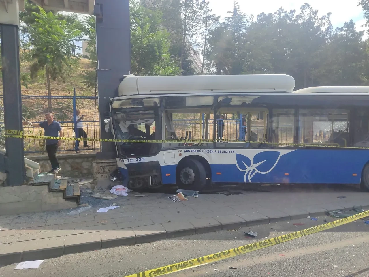 Ankara'da belediye otobüsü kaza yaptı! Yaralılar var