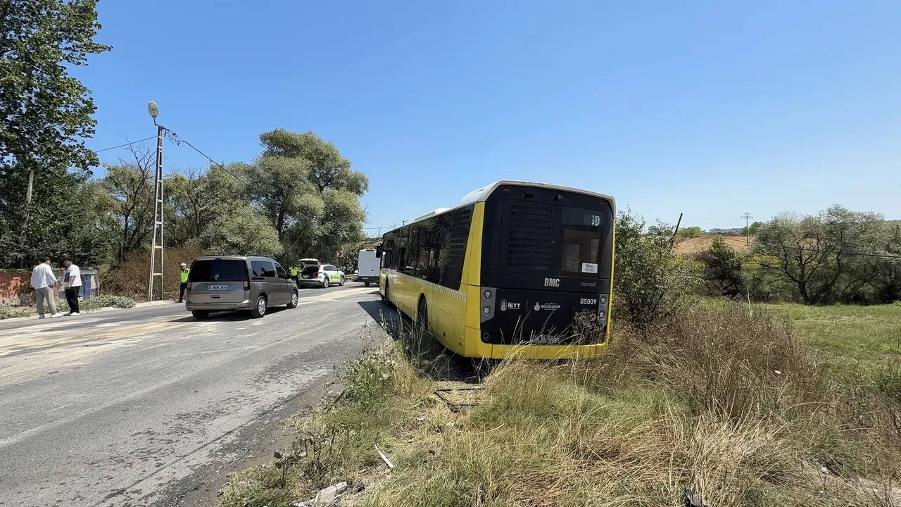 Arnavutköy’de İETT otobüsü ile otomobil kafa kafaya çarpıştı! Can kaybı var