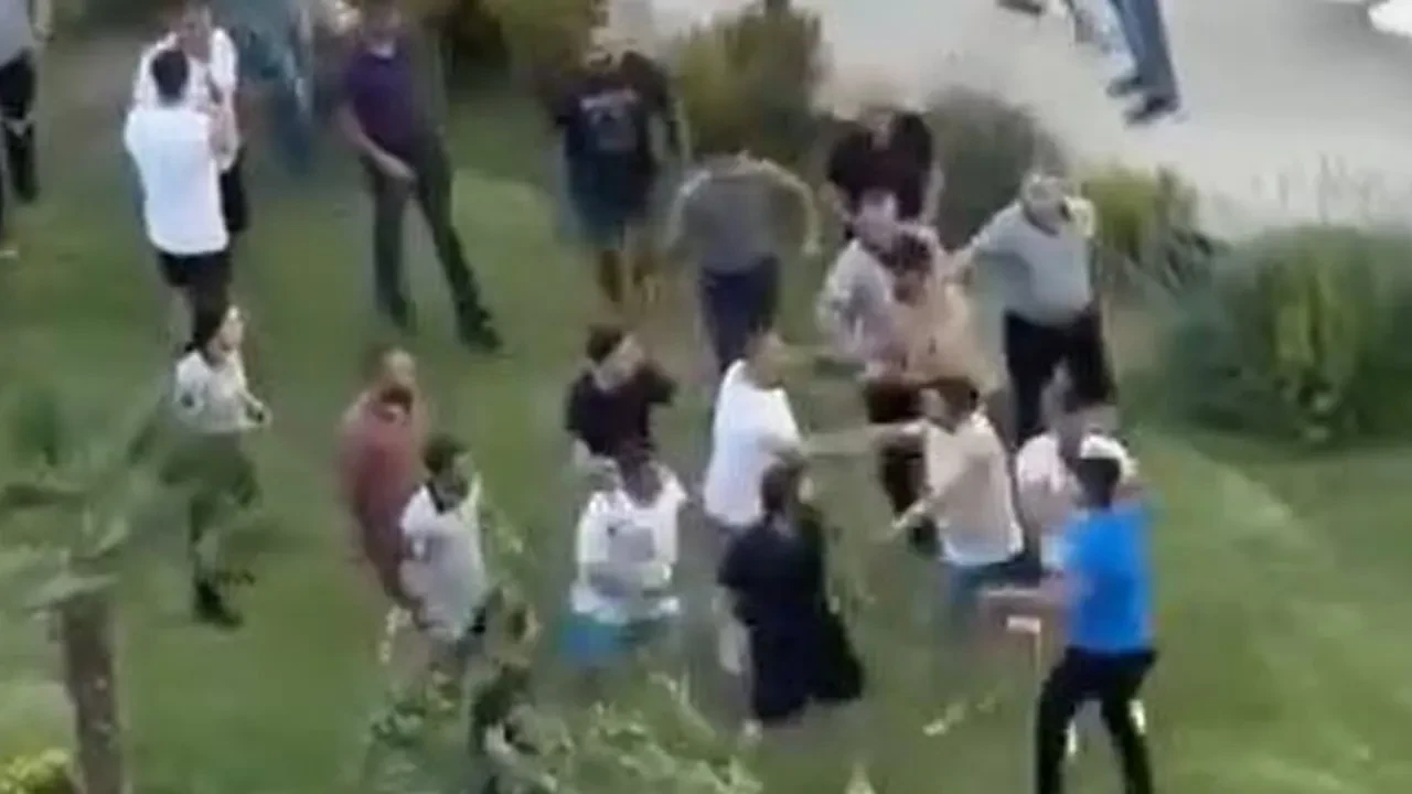 Bonesiz ve pantolonla havuza girmek istediler, ortalık karıştı! Şezlonglar havada uçuştu